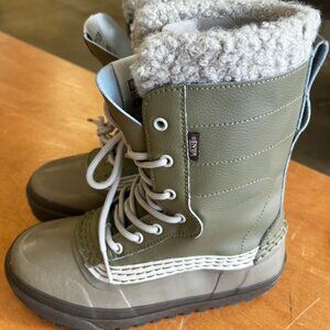 Vans Womens Hi Standard Winter Boot (never worn) Light Olive Green